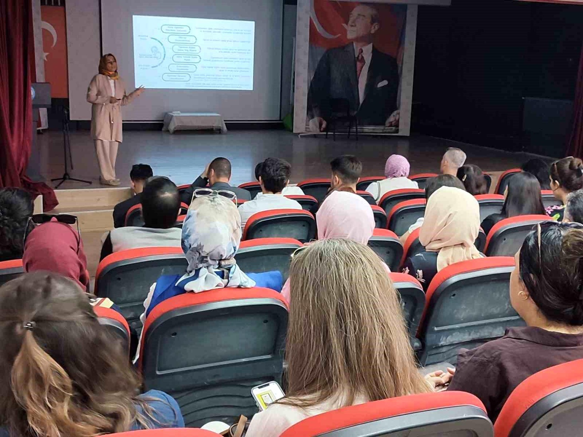 Altıntaş\'ta öğretmenlere dijital eğitim semineri