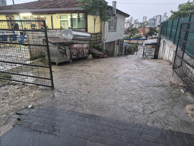 Ankara'da sağanak yağış hayatı olumsuz etkiledi