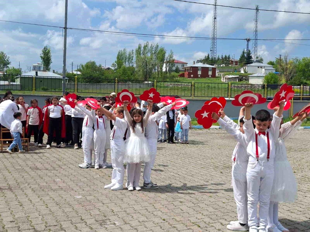 Arpaçay Atatürk İlkokulu\'nda yıl sonu şenliği ve mezuniyet coşkusu