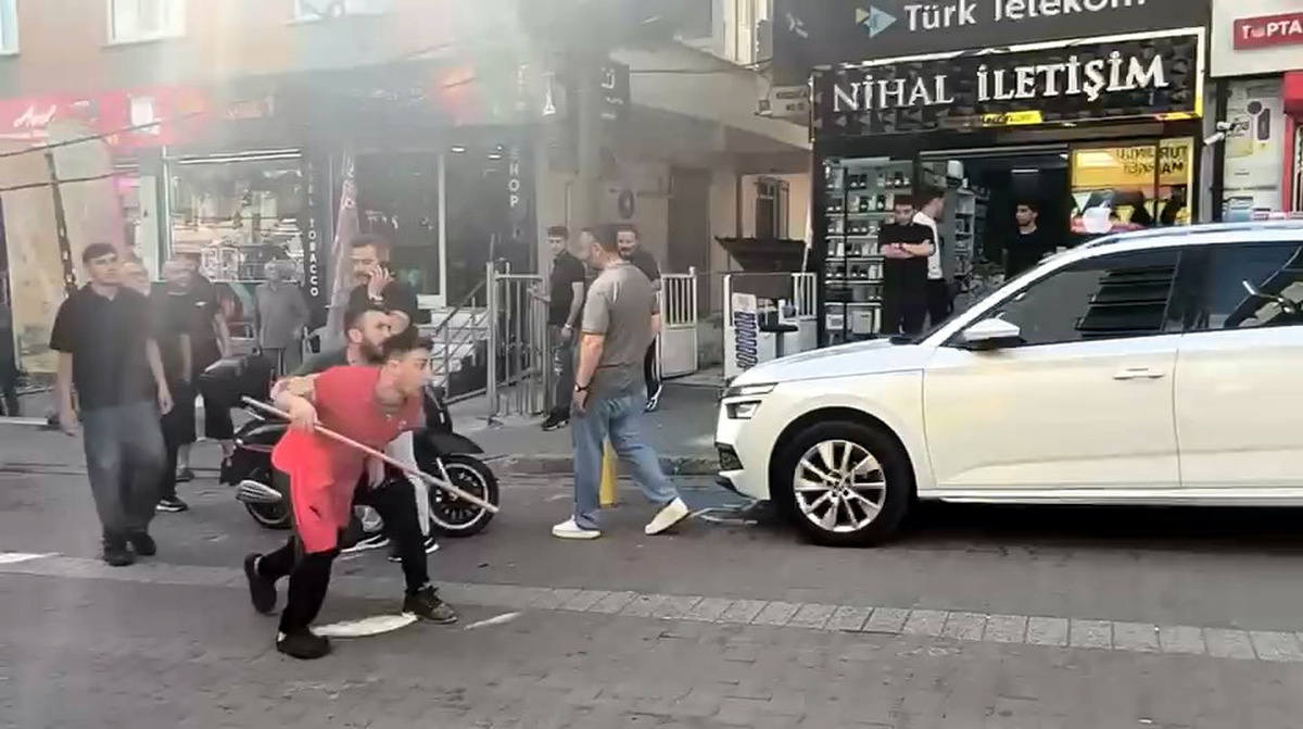 Avcılar\'da Kavga: Tekmeler, Yumruklar ve Sopalar