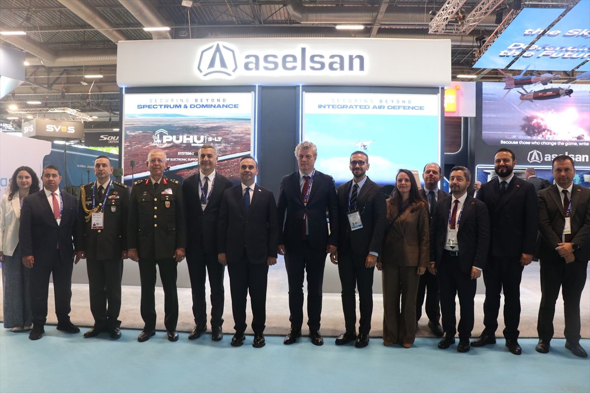 Bakan Kacır, Eurosatory Fuarı\'nda Türk Firmalarını Ziyaret Etti