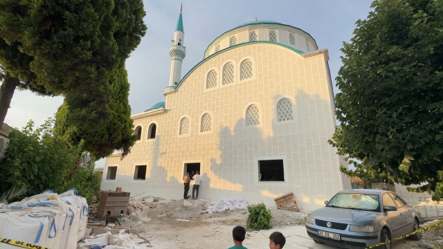 Cami inşaatında 2 işçi iskeleden düştü: 1 ölü, 1 yaralı