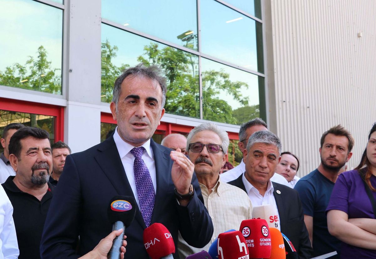 CHP İzmir\'de Görevden Alma Kararına Tepki