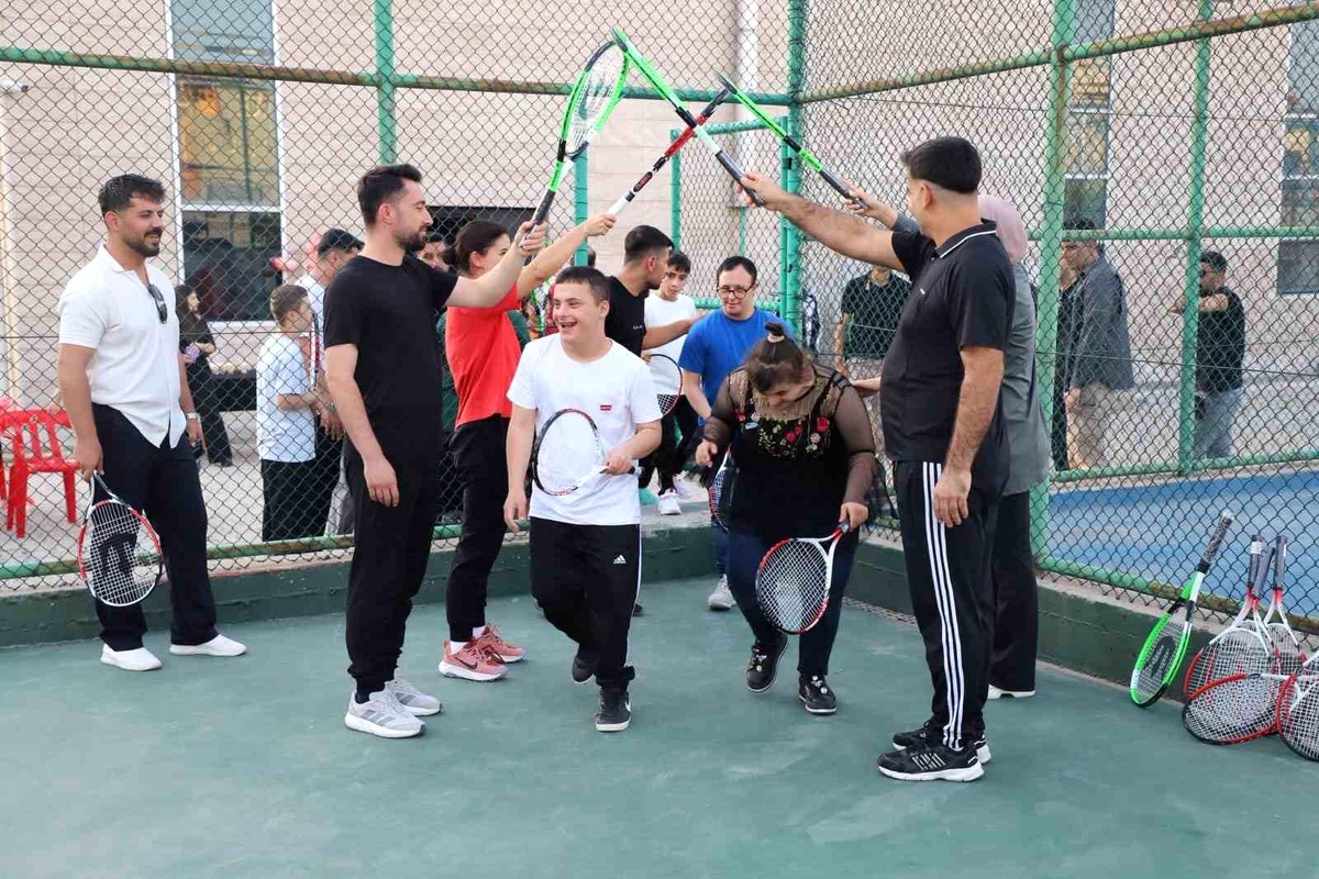 Cizre\'de özel çocuklara tenis şöleni