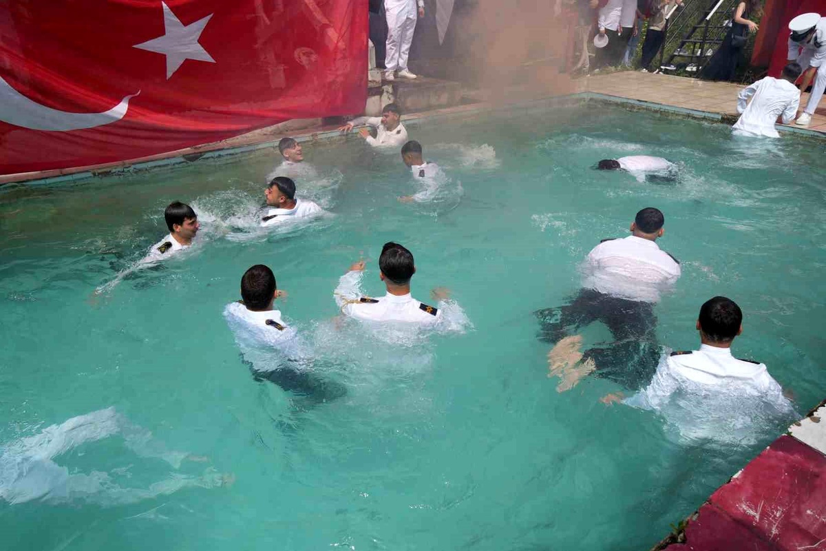 Denizcilik Lisesi Mezuniyet Coşkusu