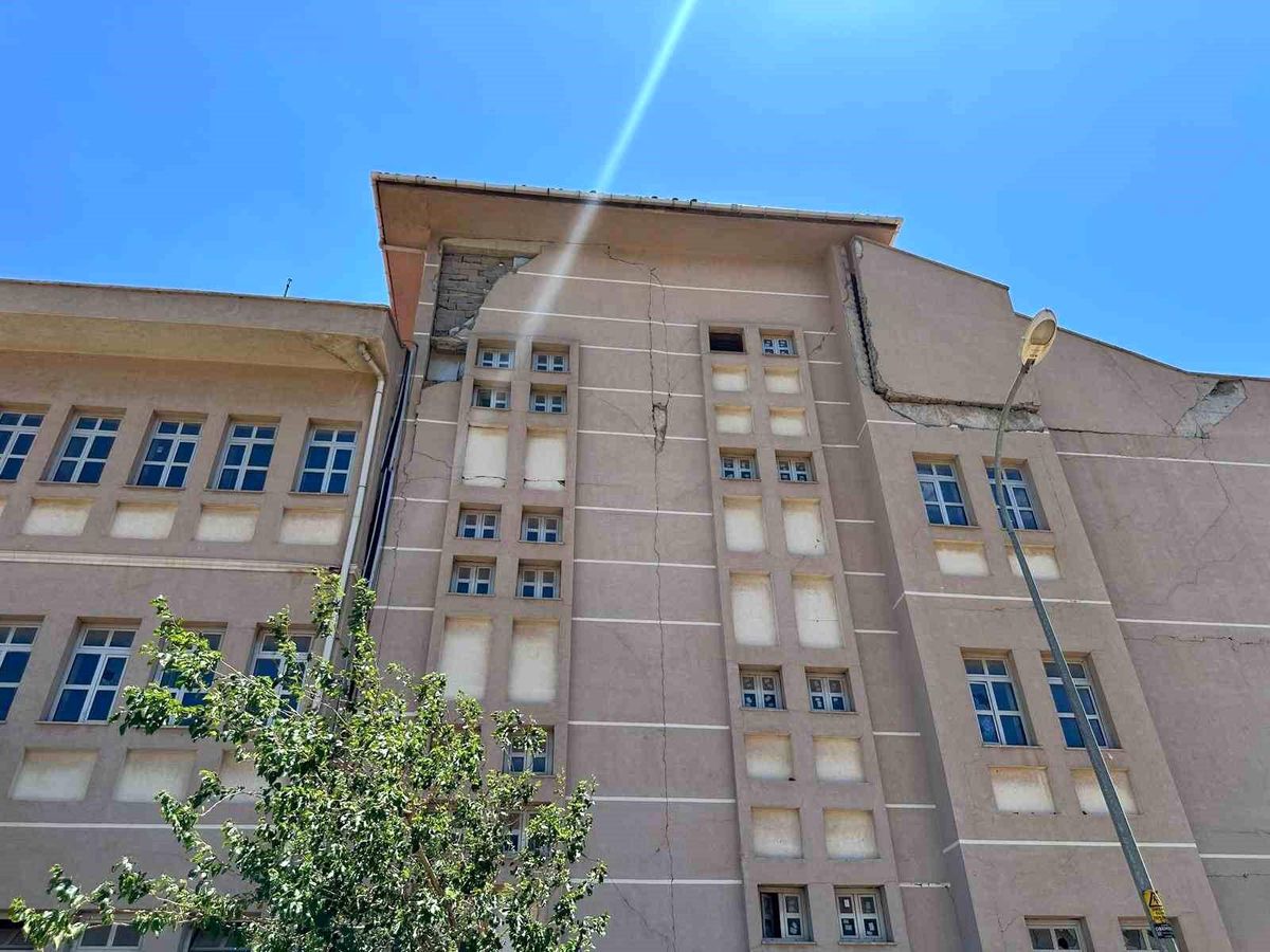 Tehlikeli Okul Binası Yıkılmıyor
