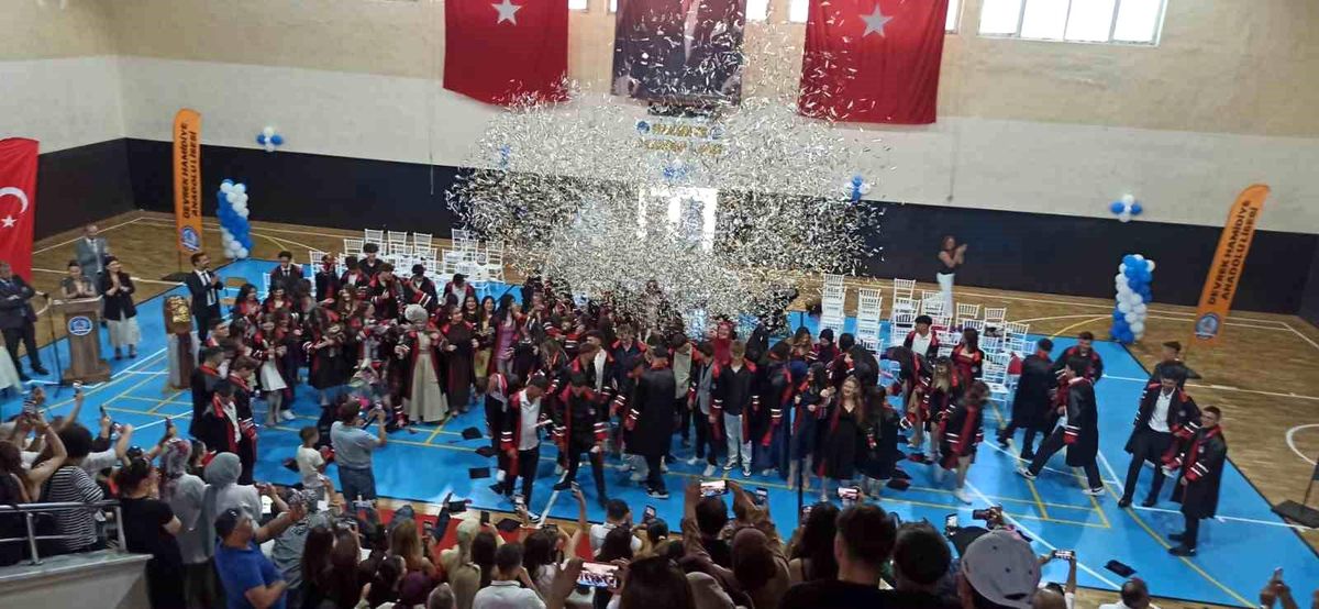 Devrek\'te 99 Öğrenci Mezuniyet Sevinci Yaşadı