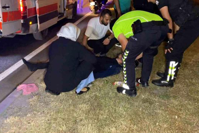 Devrilen motosikletten düşen genç yaralandı, annesi yanından ayrılmadı