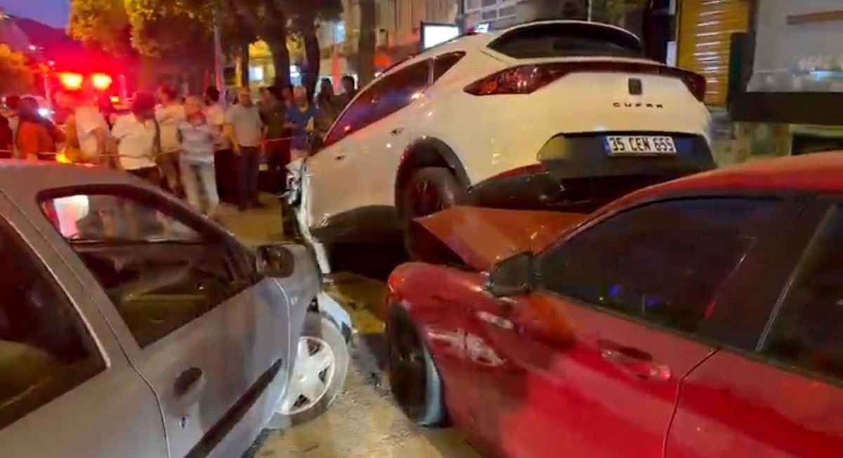 İzmir\'de Direksiyon Başında Kalp Krizi Geçiren Sürücü Hayatını Kaybetti