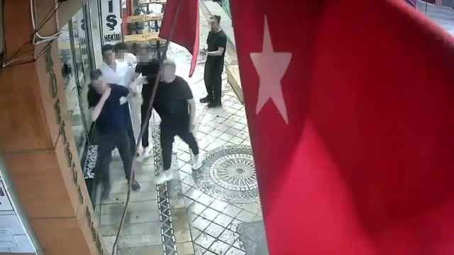Dört kişi tarafından öldüresiye darbedildi: Olay anı kameraya yansıdı