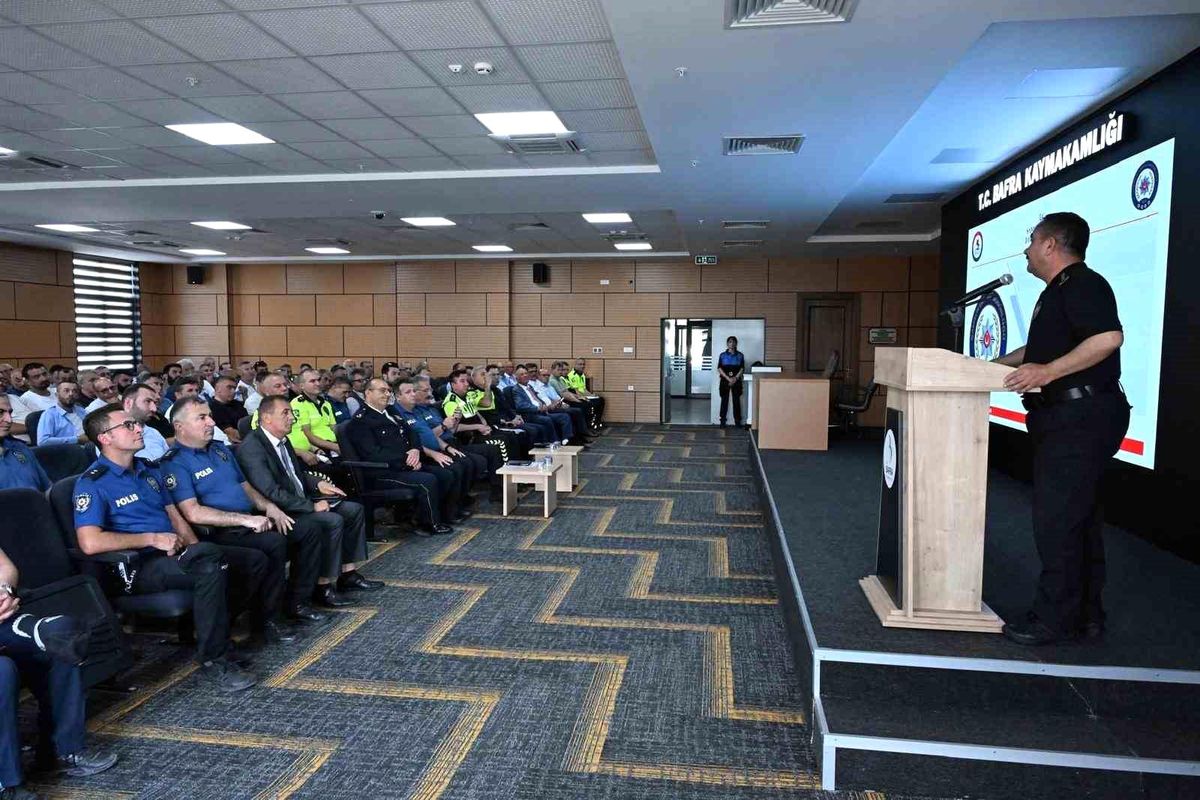 Emniyet Müdürü Arıbaş, Bafra\'da toplu taşıma sektörü temsilcileri ile toplantı yaptı