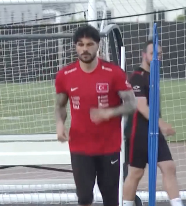 Eren Elmalı saçlarını yeniden ördürdü