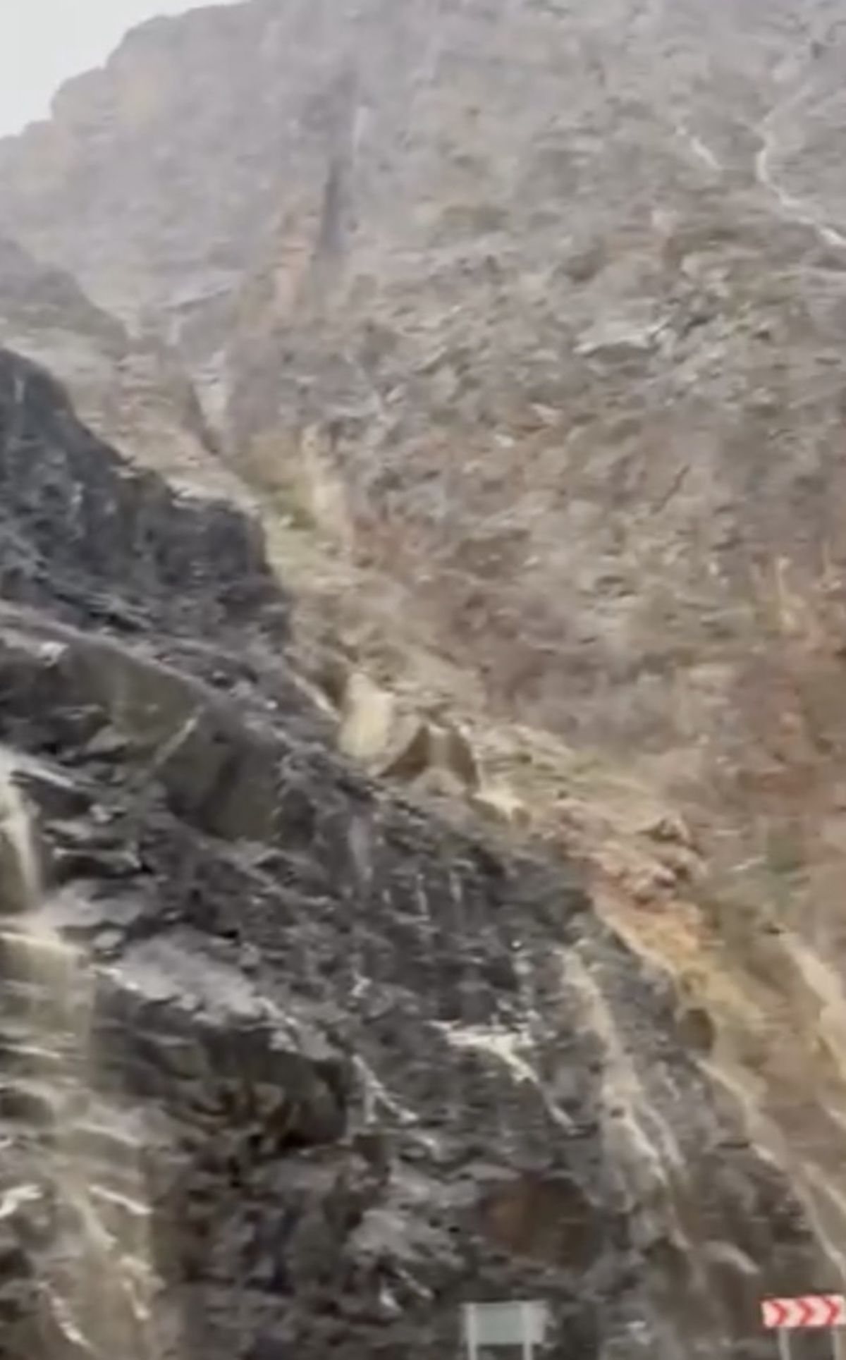 Yusufeli\'nde Heyelan, Karayolu Kapandı