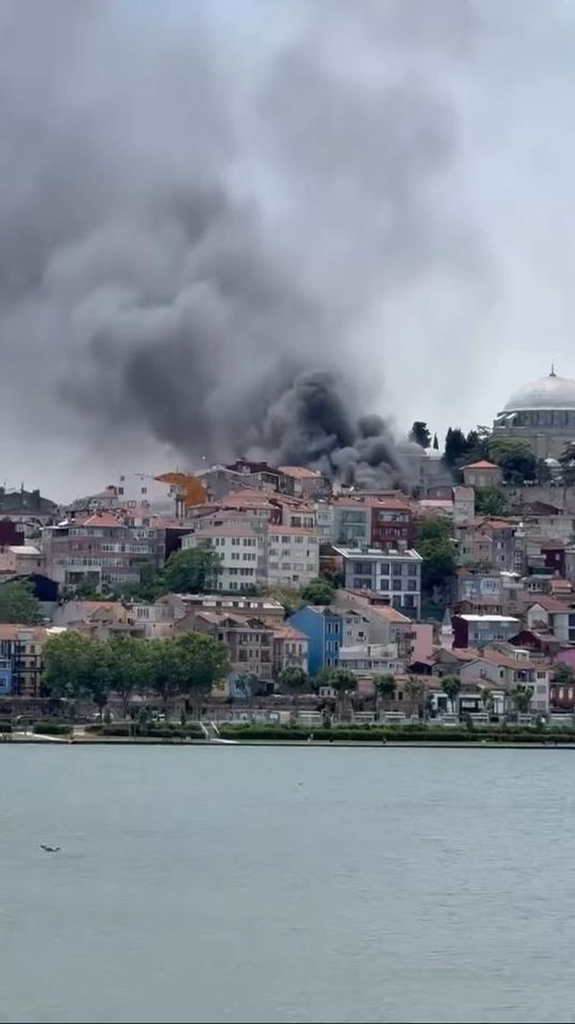 İstanbul'da büyük yangın! Alevler araçlara sıçradı, dumanlar şehri kapladı