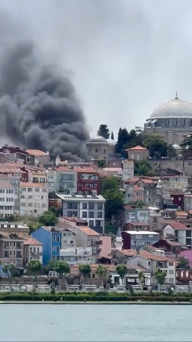 İstanbul'da büyük yangın! Alevler araçlara sıçradı, dumanlar şehri kapladı