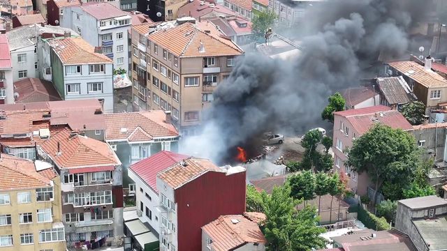 İstanbul'da büyük yangın! Alevler araçlara sıçradı, dumanlar şehri kapladı