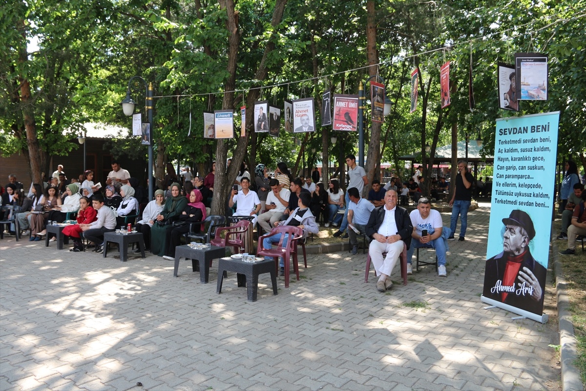 Genç Yazarların Kitap Tanıtımı