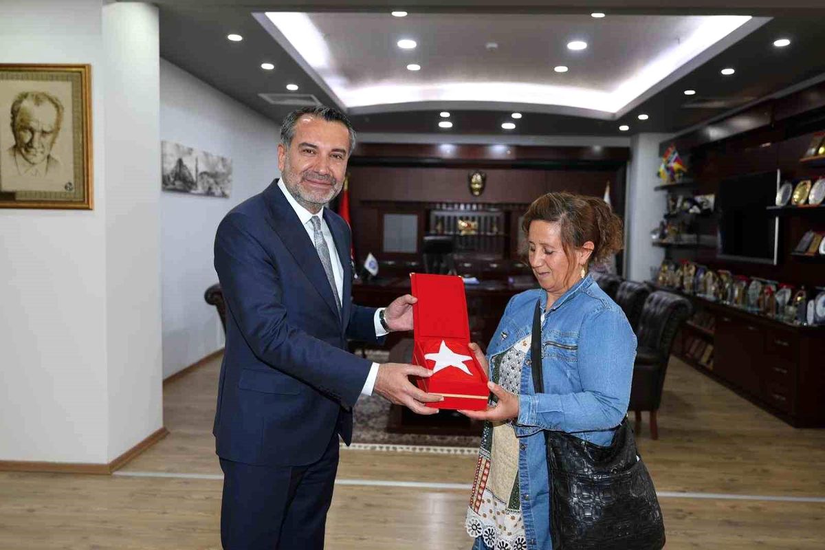 Halk otobüsündeki bayrağı silen kadına Başkan Şerifoğulları\'ndan anlamlı hediye