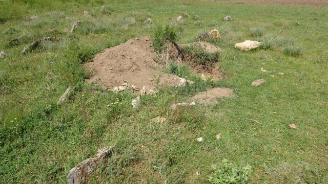 İki asırlık mezarlığı delik deşik ettiler: Ölülerimizi rahat bırakın