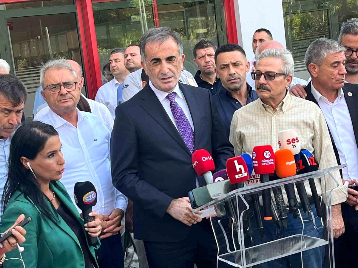 İzmir Büyükşehir Belediye Başkanı Tugay, CHP meclis grubuyla olağanüstü toplandı