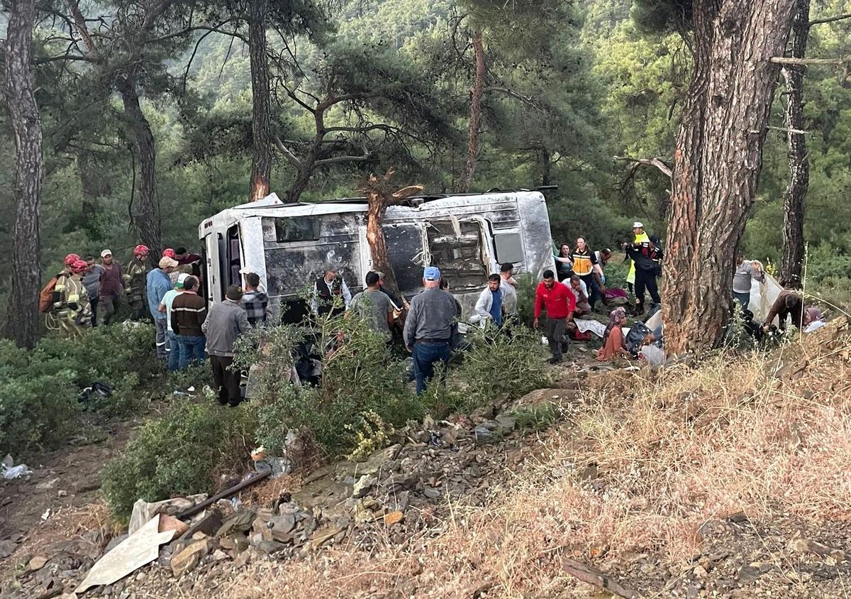 İzmir\'de Tarım İşçilerini Taşıyan Minibüs Devrildi