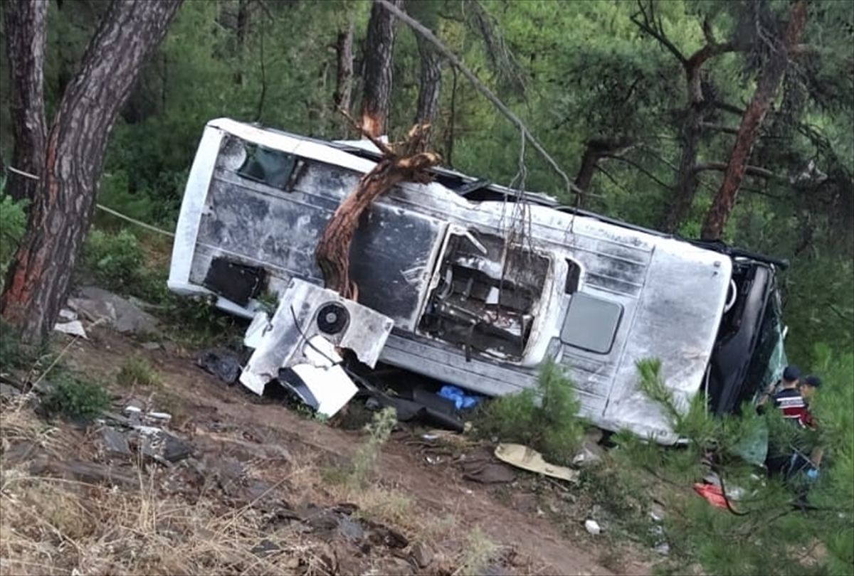 Bayındır\'da Midibüs Devrildi: 22 Yaralı