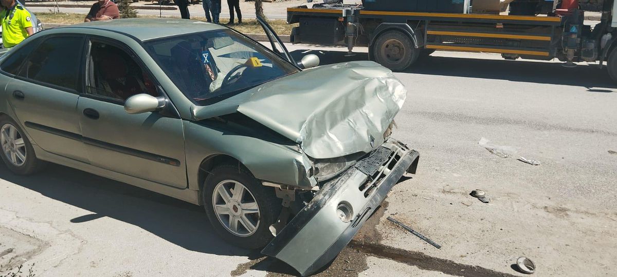 Kahramanmaraş\'ta halk otobüsüne çarpan otomobil sürücüsü hayatını kaybetti