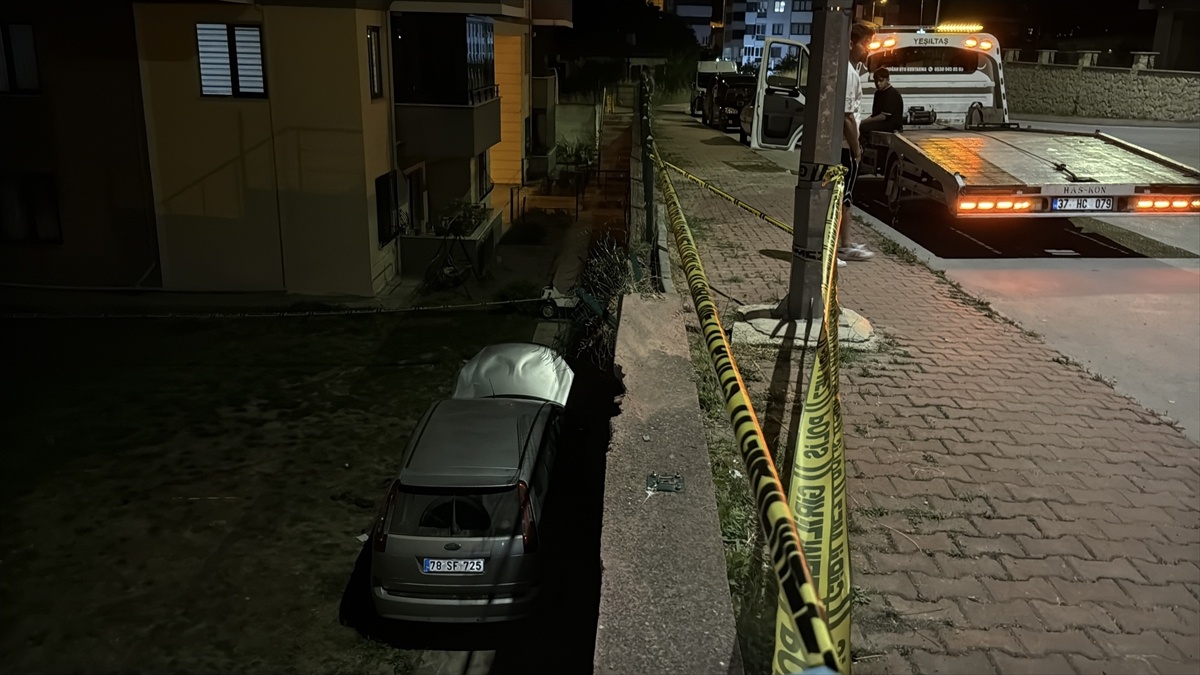 Safranbolu\'da Otomobil Apartman Bahçesine Düştü