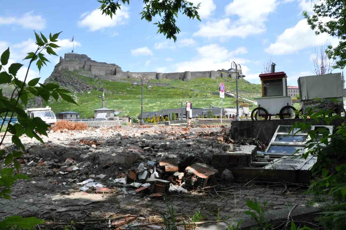 Kars\'ta belediyeye ait bahçe, inşaat kalıntılarıyla tarihi bölgeyi olumsuz etkiliyor