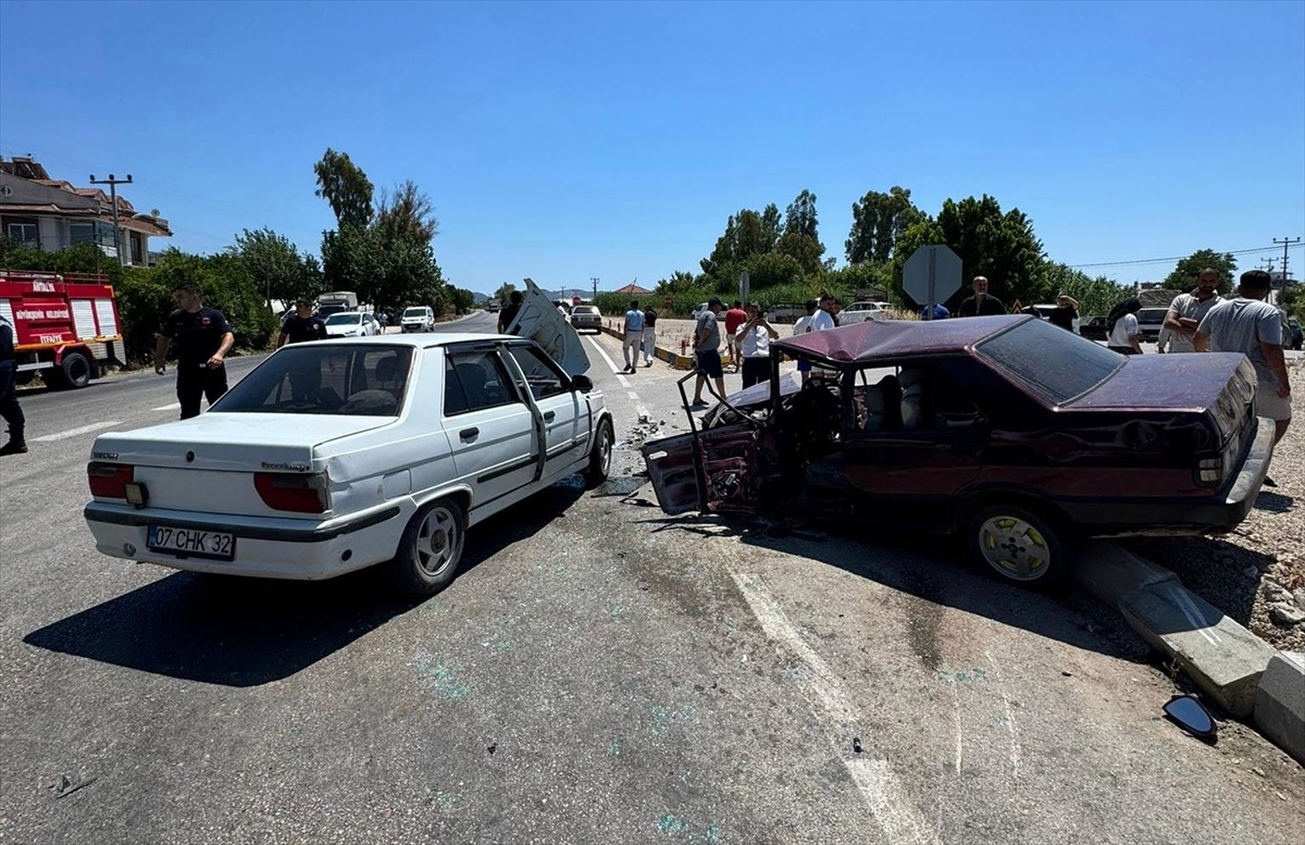 Kaş\'ta Trafik Kazası: 3 Yaralı