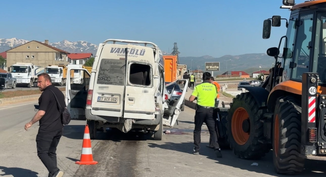 Kavşakta feci kaza! 3 kişi hayatını kaybetti, 2 kişi yaralandı