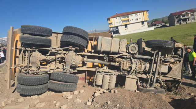 Kavşakta feci kaza! 3 kişi hayatını kaybetti, 2 kişi yaralandı