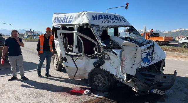 Kavşakta feci kaza! 3 kişi hayatını kaybetti, 2 kişi yaralandı