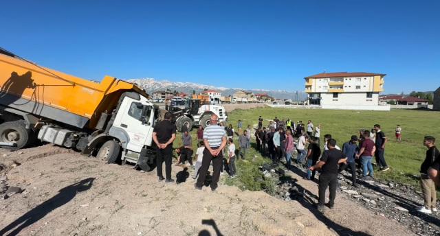 Kavşakta feci kaza! 3 kişi hayatını kaybetti, 2 kişi yaralandı
