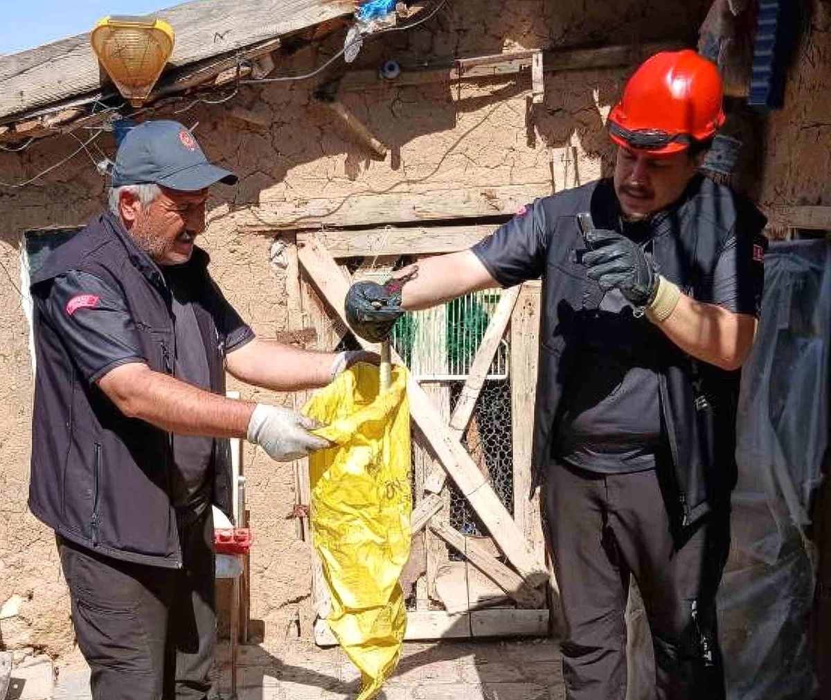 Kırıkkale\'de kümese giren yılanı itfaiye çıkardı