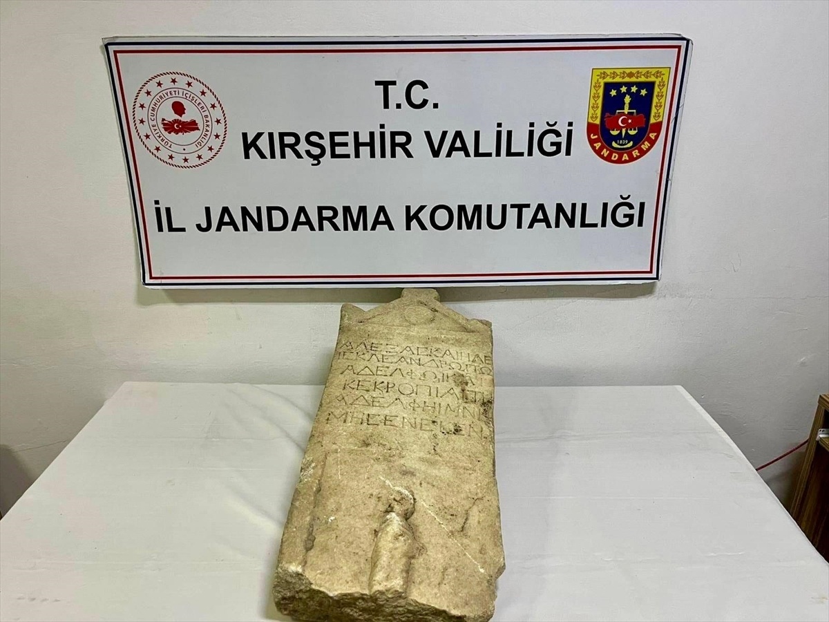 Kırşehir\'de Roma Dönemi Mezar Taşı Ele Geçirildi
