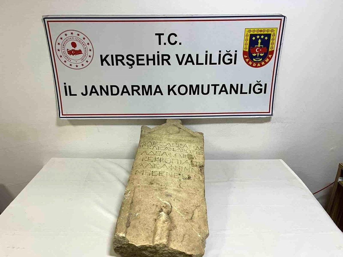 Kırşehir\'de Roma Dönemi Mezar Taşı Ele Geçirildi