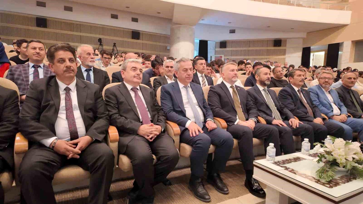 Konya\'da "Kudüs" konulu makale yarışması ödül töreni ve Genç Kalemler Okul Dergileri Fuarı