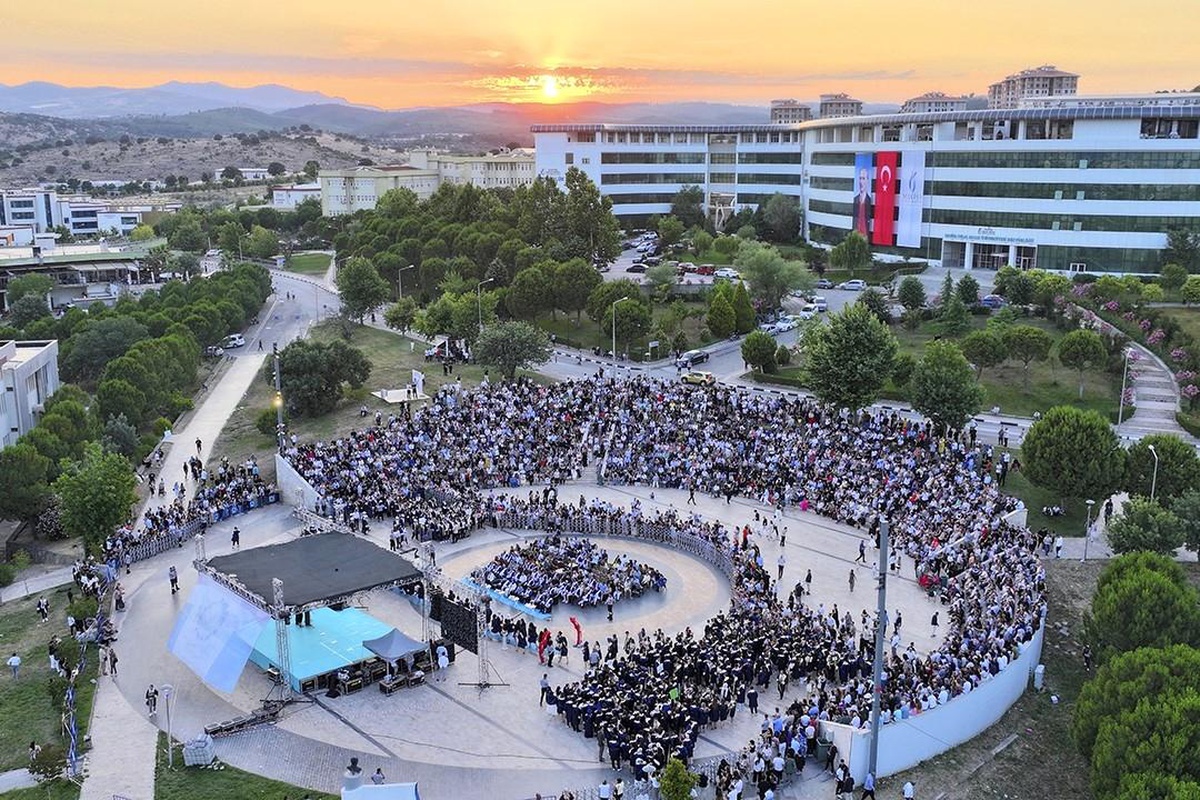 MCBÜ 30. Dönem Mezuniyet Töreni: 961 Mühendis Diplomalarını Aldı