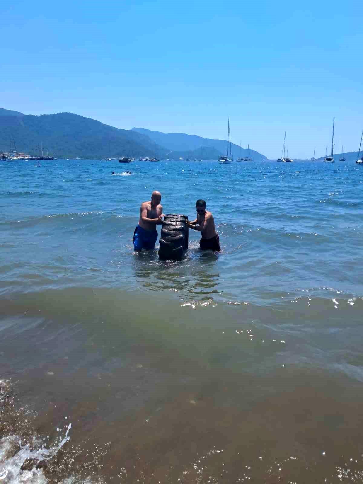 Marmaris Halk Plajı\'nda denizden çıkan dev lastik şaşırttı