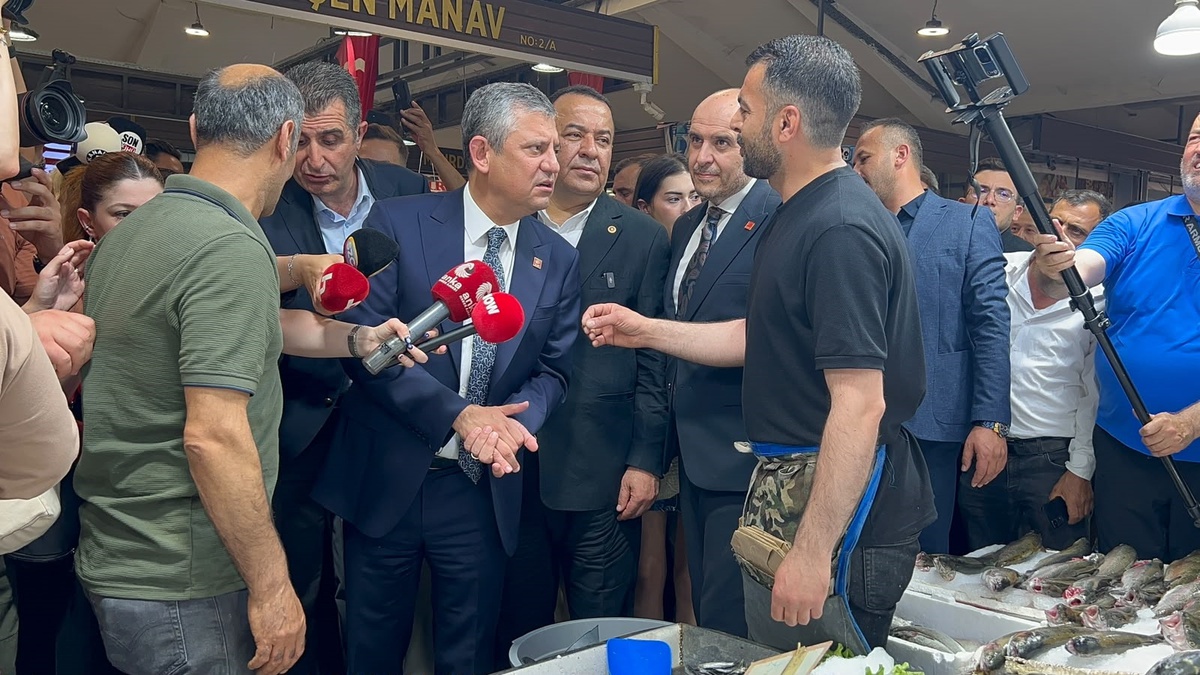Özgür Özel\'den Esnaf Ziyareti ve Kurultay Vurgusu