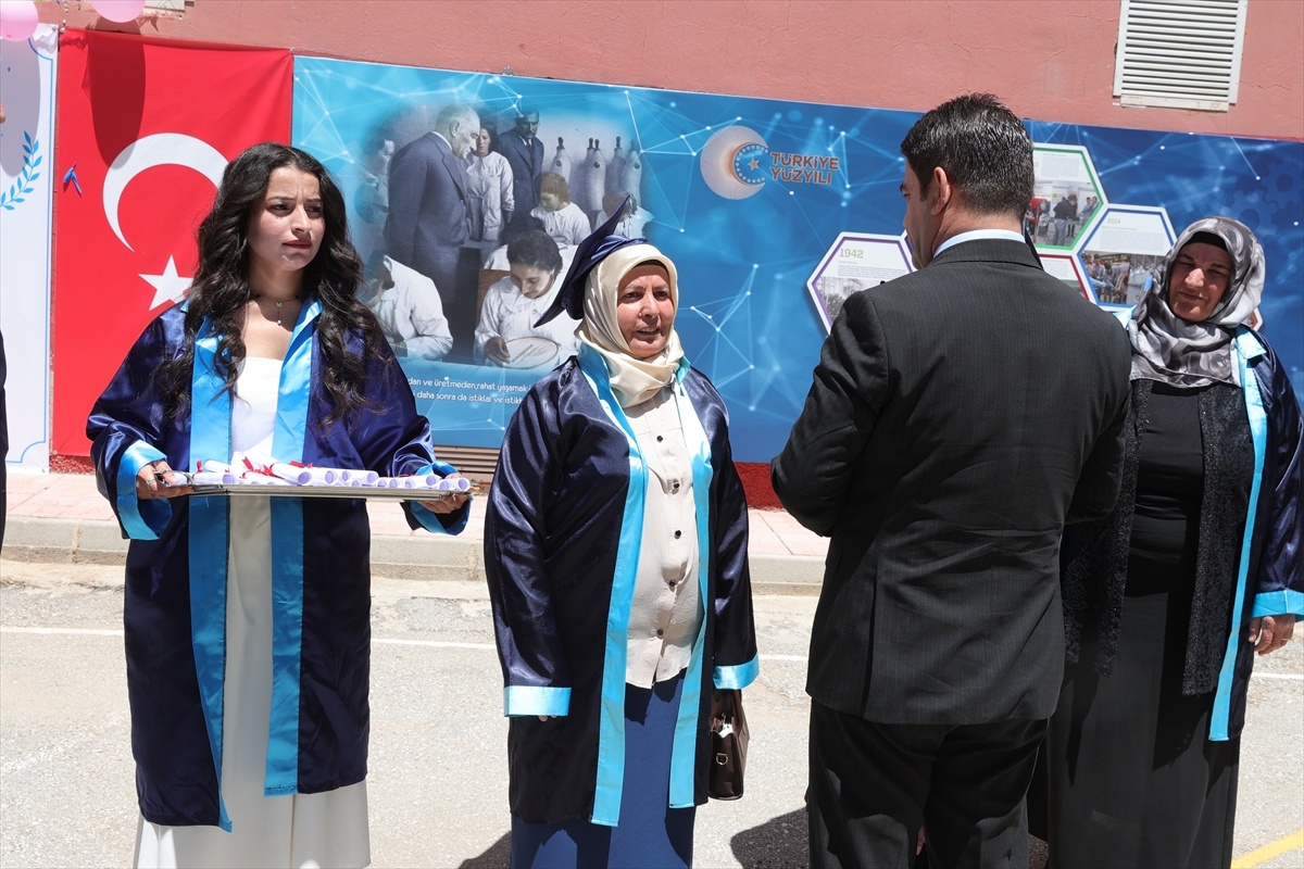 Şehit oğlunun isteğini yerine getiren anne liseyi bitirdi
