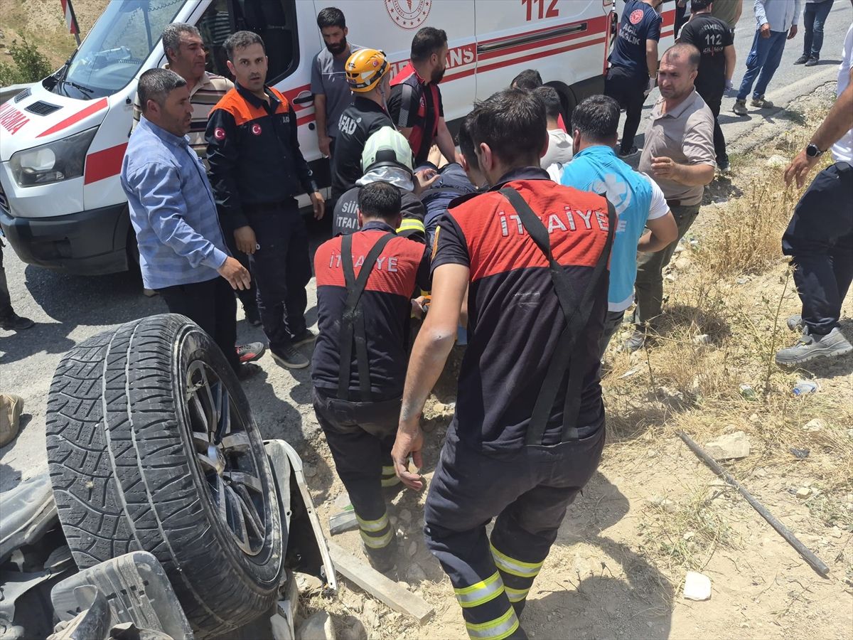 Siirt\'te Devrilen Pikaptan Sürücü Kurtarıldı