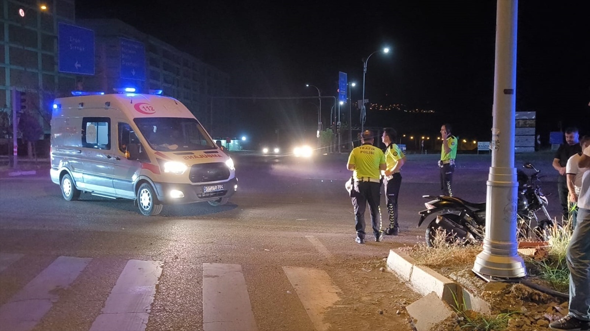 Siirt\'te Motosiklet Otomobille Çarpıştı: 1 Ağır Yaralı
