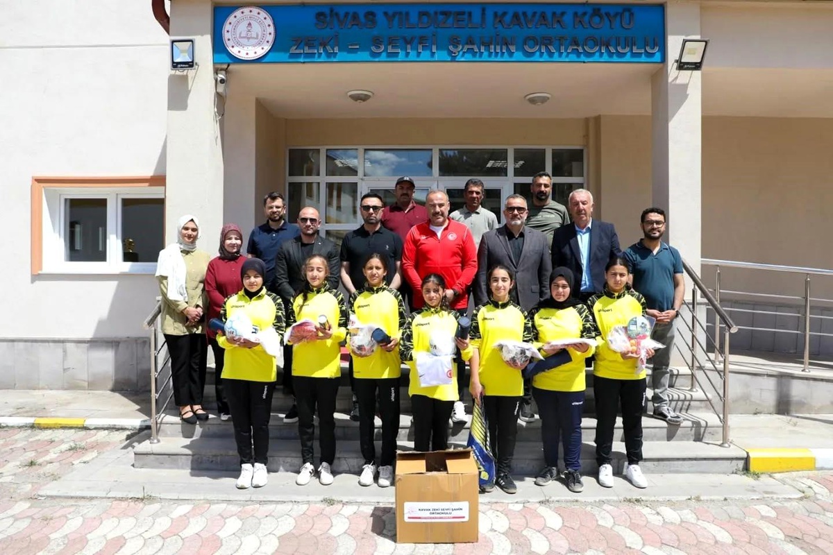 Başarılı Okula Spor Malzemesi Desteği