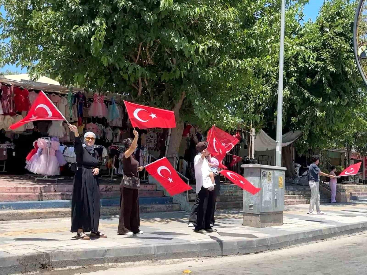 Tarsus\'ta milli heyecan caddelere taştı