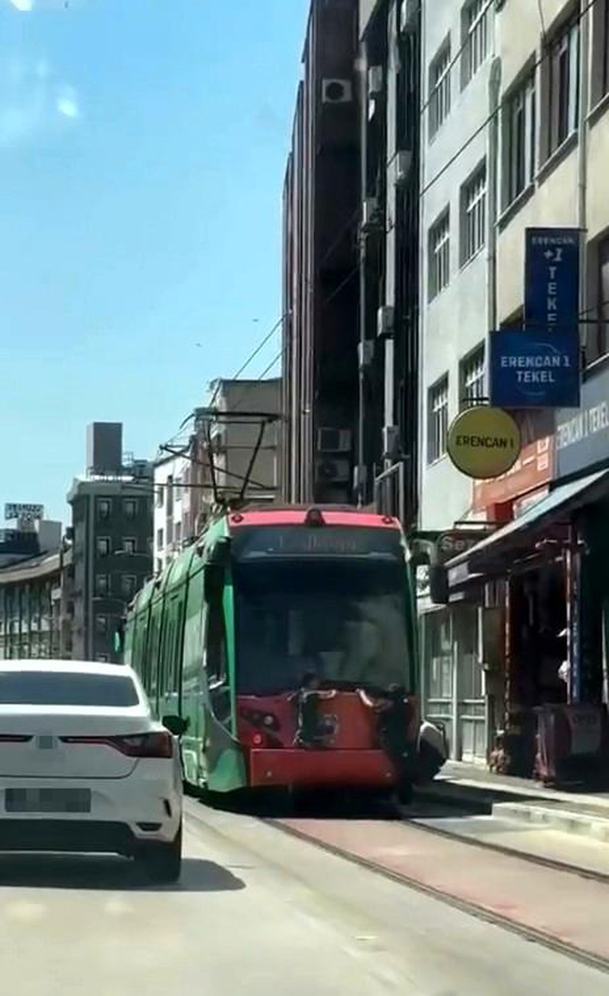 Bursa'da çocuklar tramvayın arkasına tutundu