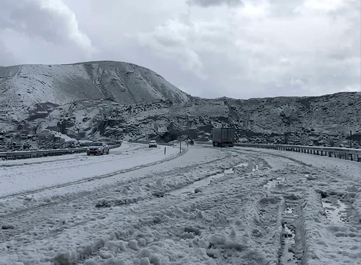 Tendürek Geçidi\'nde Yaz Ortasında Dolu Yağışı