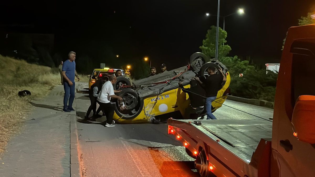 Eskişehir\'de Ticari Araç Taksirle Ters Döndü