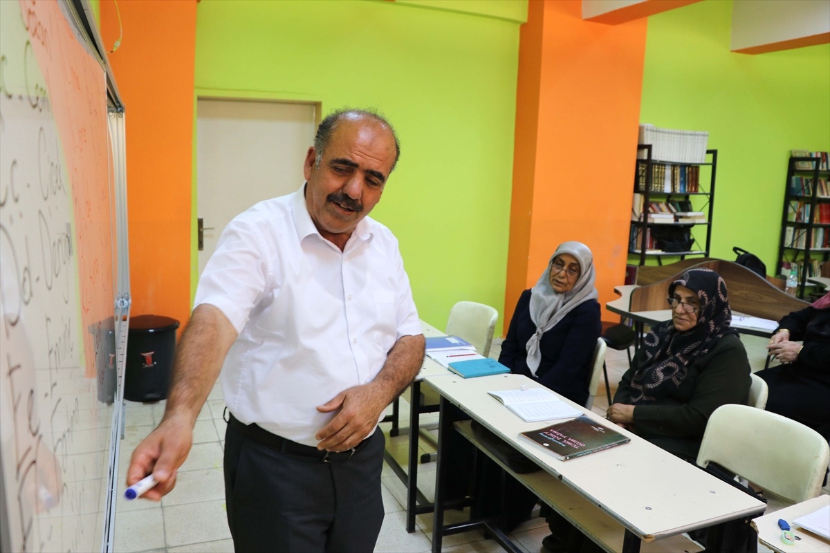 56 Yaşında Torununa Masal Okumak İçin Okuma Yazma Öğrendi